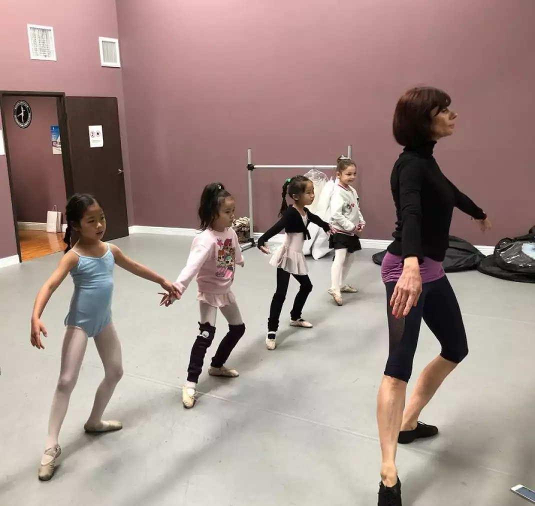 Arpi teaching a children's ballet class at Movement Dynamic
